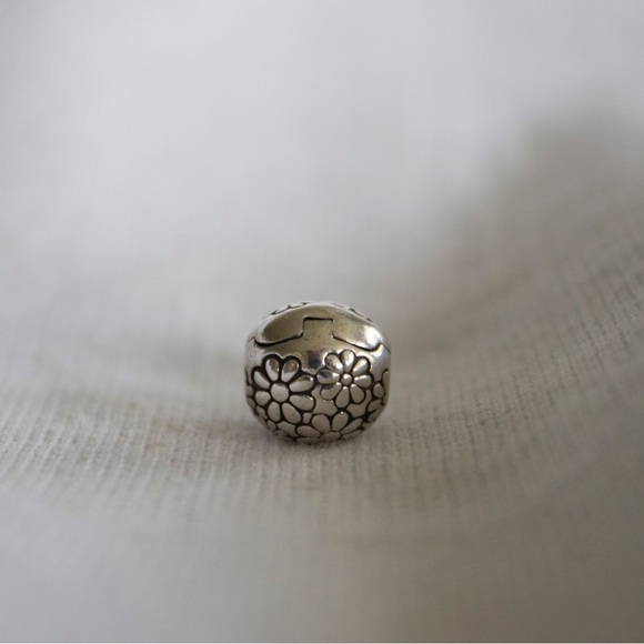 Authentic Pandora Retired 925 Sterling Silver Lazy Daisy Clip Charm - Picture 2 of 4